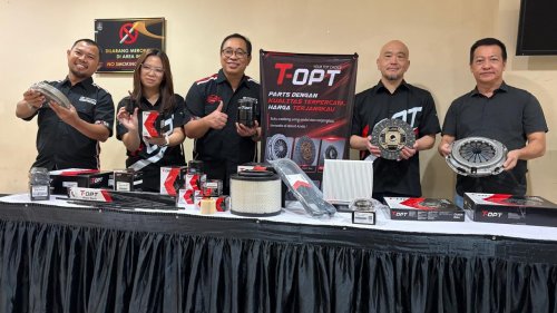 (dari kiri) I Gusti Toma Dani, Kacab Tasti Pekanbaru, Rizka, Officer TAM ASBD, Agus Riyanto, Operation Manager PT Tasti Anugerah Mandiri dan Yamaguchi selaku Executive Coordinator PT TAM ASBD serta Aguan selaku Kepala Cabang dari PT Autostar Mandiri Teknotama saat menunjukkan suku cadang T-OPT di sela-sela customer gathering di Hotel Furaya, Senin (25/5/2026). Foto Ist
