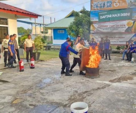 Pegawai BRK Syariah Lingga, Daik, Kabupaten Lingga, Kepulauan Riau, mengikuti pelatihan penanggulangan kebakaran yang digelar bersama Damkar Kabupaten Lingga, baru-baru ini.