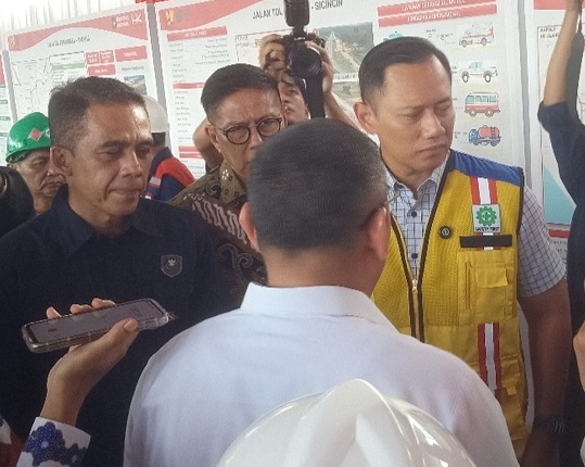 Menko AHY tinjau jalan tol Padang-Pekanbaru di Padang Pariaman, Selasa (30/9/2025).