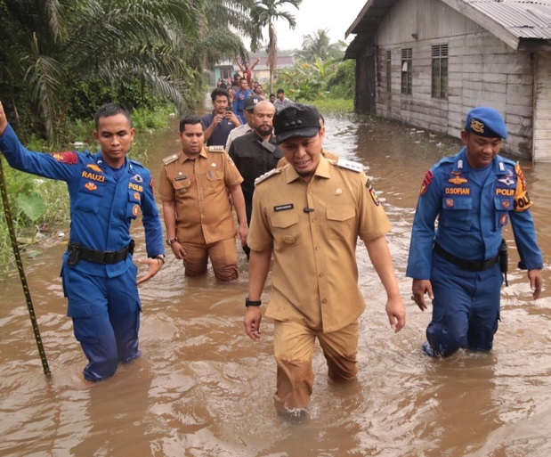 Walikota (Wako) Pekanbaru Agung Nugroho bergerak cepat meninjau lokasi banjir yang merendam permukiman masyarakat di sekitar Jalan Yos Sudarso, dan Jalan Sekolah, Kecamatan Rumbai, Selasa (4/3/2025) sore