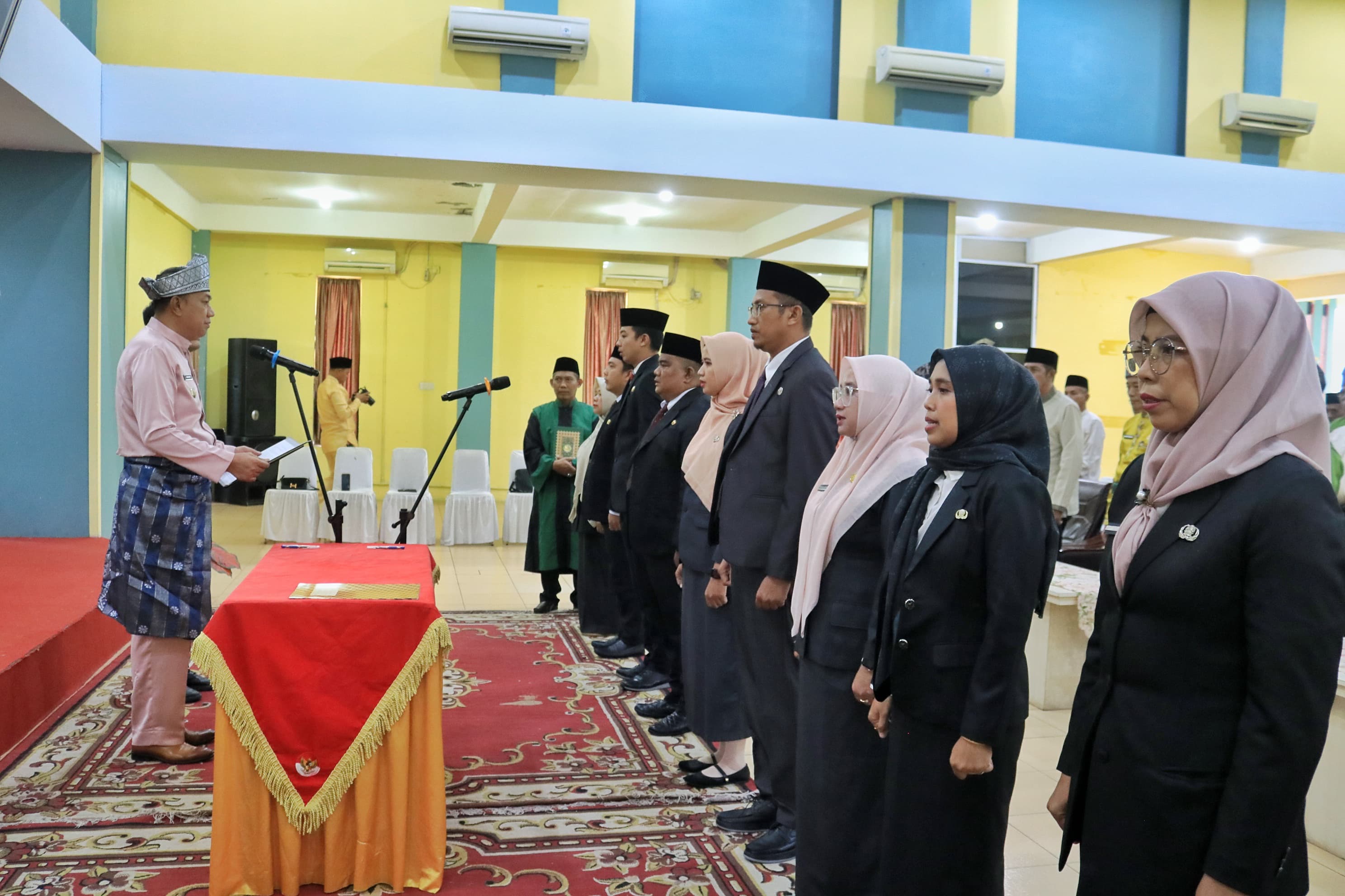 Wakil Bupati Kepulauan Meranti Muzamil Baharudin, saat melakukan prosesi pelantikan pejabat eselon III dan IV.