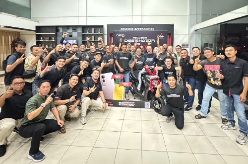 Branch Manager PT DIPO wilayah Riau, Burhanuddin Chang bersama para juara challenge Destinator Touch Mystery Box to Win Mitsubishi Dipo Sudirman.(foto: istimewa)
