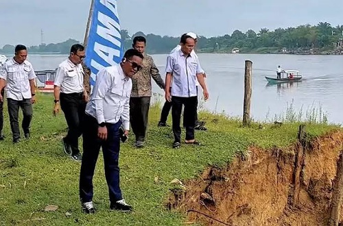 Bupati Pelalawan cek abrasi.(foto: int)