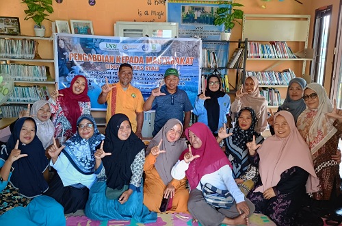 Tim Pengabdian Dosen FISIP Unri bersama UMKM di Bunga Raya, Siak.(foto: istimewa)