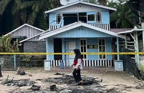 Gudang milik terduga narkoba di Rantau KopaR, Rohil dibakar warga yang geram.(foto: tribunpekanbaru.com)