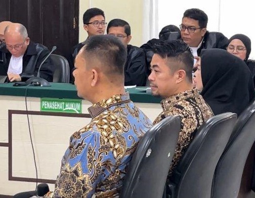 Ketiga terdakwa, Risnandar CS saat duduk di kursi pesakitan, mengikuti sidang perdana kasus korupsi dengan agenda pembacaan surat dakwaan oleh JPU KPK di Pengadilan Tipikor Pada Pengadilan Negeri Pekanbaru, Selasa (29/4/2025). 