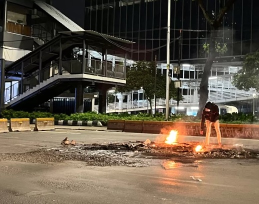 Kobaran api masih terlihat di tengah Jalan Jenderal Sudirman, tepat di depan Halte Transjakarta Bendungan Hilir (Benhil), Jakarta Selatan, Sabtu pagi (30/8/2025).