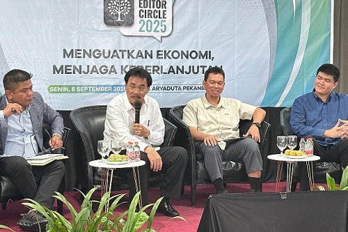 Ketua APHI Riau, Muller Tampubolon (dua dari kiri) dalam kegiatan diskusi APHI Editor