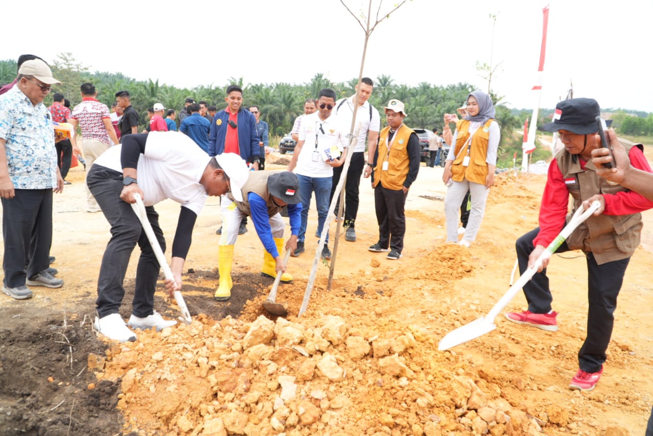 Bupati Pelalawan, Zukri hadiri acara Gerakan Menanam Pohon di TPU KM 55 (foto/Andy)
