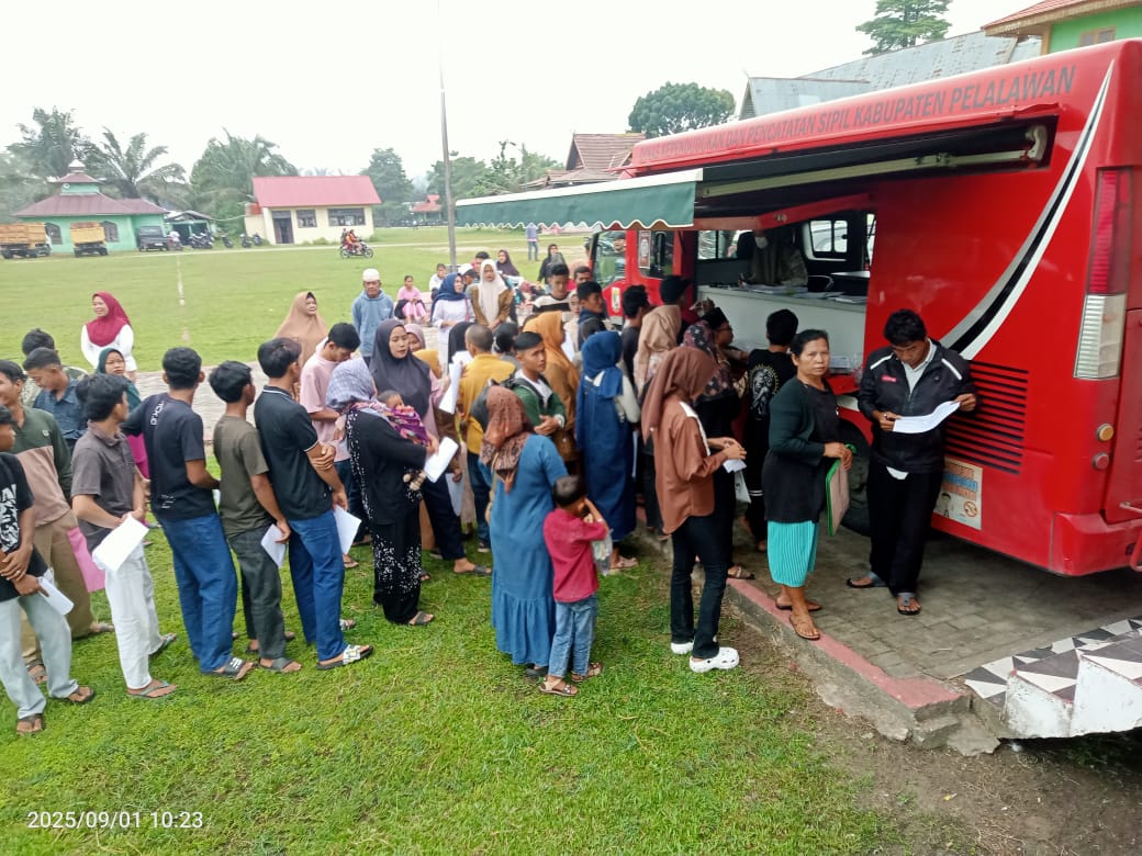 Program Disdukcapil Pelalawan jemput bola ke daerah terpencil (foto/int)