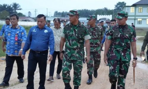Bupati Suhardiman Amby dampingi Danrem 031/WB meninjau pembangunan Makodim Kuansing (foto/ultra)