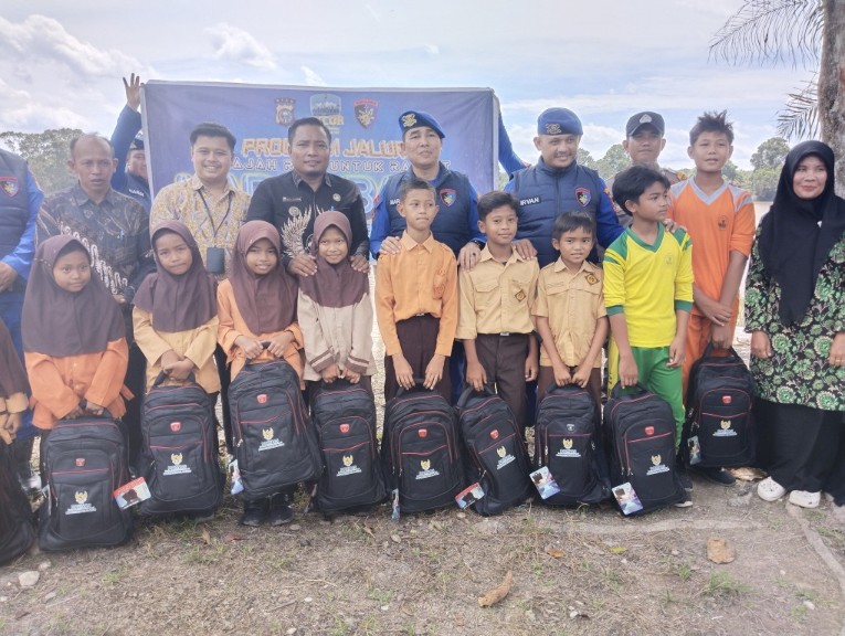Polairud Polres Pelalawan dan Baznas memberikan bantuan di Desa Sering (foto/Andy)