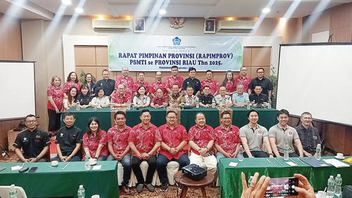 Plt Ketua PSMTI Riau Linda Wati (duduk lima kiri) mendampingi Ketua Dewan Pembina PSMTI Riau Peng Suyoto (duduk tengah) foto bersama pengurus dan anggota PSMTI Riau. (Prapti Dwi Lestari/Riau Pos)