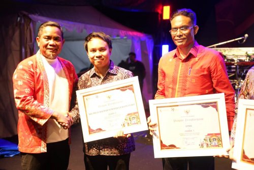 SHR Manager RAPP, H Mabrur AR dan Fire Department Coordinator RAPP, Sulaiman bersama Bupati Pelalawan, Zukri dalam kegiatan Helat Pelalawan.(foto: andi/halloriau.com)