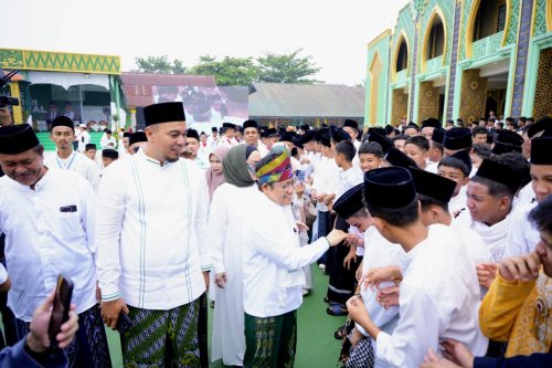 Bupati Inhu, Ade Agus Hartanto mendampingi Menko PM, Muhaimin Iskandar saat peringatan Hari Santri Nasional 2026 di Pekanbaru.(foto: istimewa)