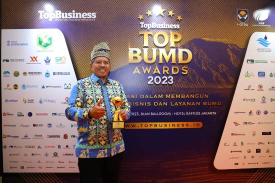 Bupati Siak Alfedri menerima penghargaan dari majalah Top Business kategori Top Pembina BUMD Awards 2023 (foto/ist)