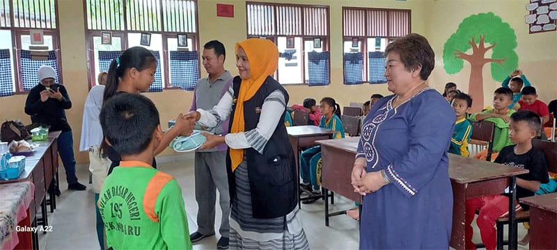 FPKB dan WKRI Santa Maria membantu anak kurang mampu dengan tas dan peralatan sekolah (foto/ist)