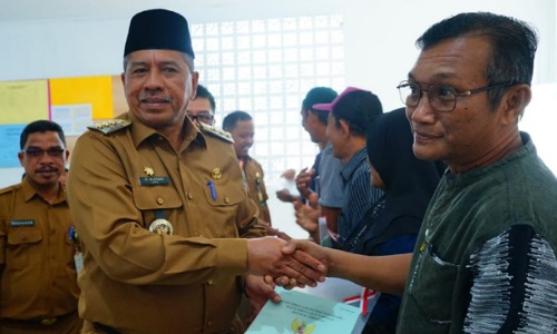 Bupati Siak, Alfedri saat menyerahakn Sertifikat TORA kepada masyarakat Buatan 2.(foto: diana/halloriau.com)
