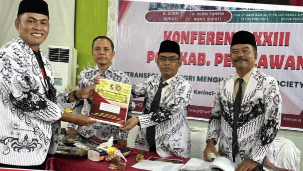 Leo Nardo, MM kembali terpilih sebagai Ketua PGRI Pelalawan (foto/Andy)