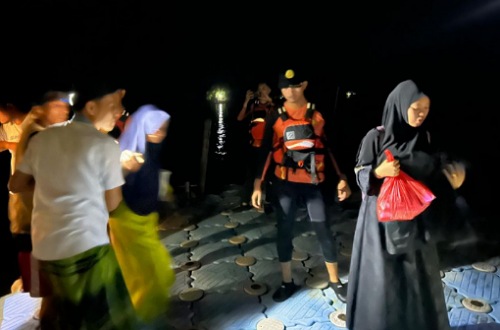 Tim Basarnas evakuasi para santri yang terjebak di tengah laut usai mesin kapal mati di perairan Tanjung Samak.(foto: mcr)