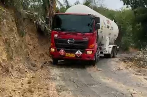 Proses distribusi BBM dan LPG di lokasi terisolir akibat bencana di Sumatera.(foto: istimewa)