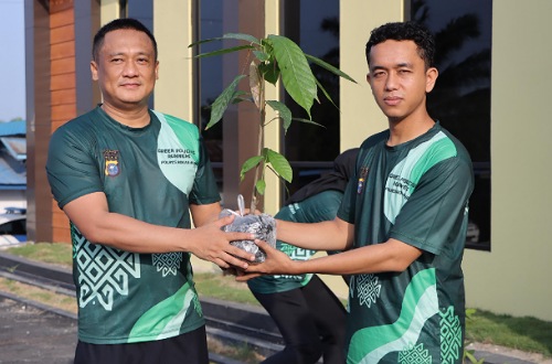 Kapolres Rohil, AKBP Isa Imam Syahroni SIK MH saat green policing.(foto: afrizal/halloriau.com)