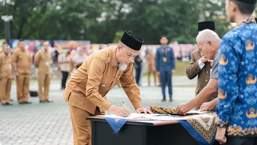 Wako Dumai, Paisal, MARS, teken SK pengangkatan PPPK tahap II formasi tahun 2024 (foto/bambang)