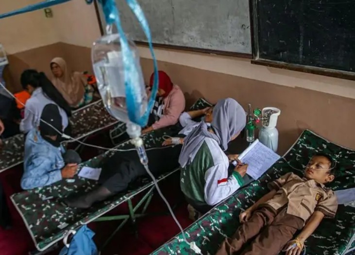 Siswa beristirahat di tempat tidur portabel saat mereka menerima perawatan keracunan makanan setelah mengonsumsi makanan sekolah gratis yang disubsidi pemerintah di SMPN 1 Cisarua di Kabupaten Bandung Barat, Jawa Barat, Indonesia, pada 15 Oktober 2025