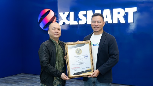 Direksi XLSMART menerima penghargaan Customer Journey Experience Award 2025.(foto: istimewa)