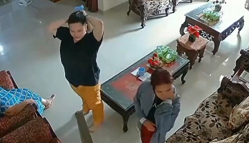 Dua orang yang diduga terlibat pembunuhan Lansia di Jalan Kurnia II, Rumbai terekam CCTV (foto/ist) 