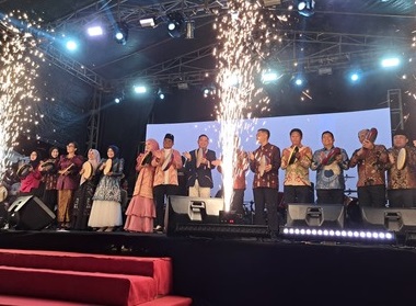 Bupati Pelalawan Zukri membuka Helat Pelalawan HUT ke-26 dengan menekankan tema "Bersinergi Menuju Pelalawan Menawan," dimeriahkan Tari Zapin Pecah 12 dan 5.000 peserta pawai.
