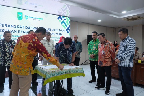 Pemprov Riau resmi memulai penyusunan Rencana Strategis (Renstra) Disnakertrans Riau periode 2025-2029. (Foto: Sri Wahyuni)