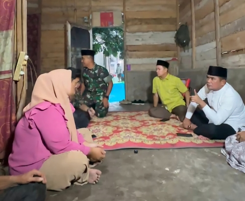 Bupati Pelalawan Zukri, bersama Wakil Bupati Husni Tamrin melaksanakan Safari Ramadan ke rumah warga. (Foto: Andy Imdrayanto)