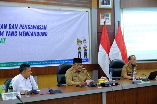 Wawako Dumai Sugiyarto membuka kegiatan Bimtek Upaya Pencegahan dan Pengawasan Obat Bahan Alam yang Mengandung Bahan Kimia Obat di Gedung WDI, Kota Dumai, Selasa (16/9).  (Foto: Bambang)