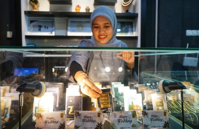 Jelang Imlek 2026, harga 1 gram emas Pegadaian Pekanbaru di bawah Rp3 juta (foto/riki)