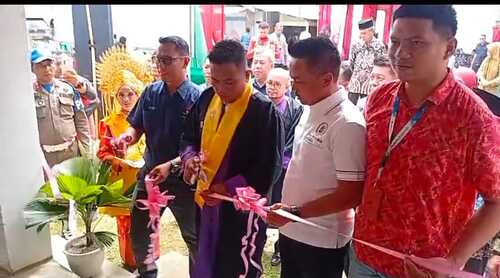 Bupati Pelalawan, Zukri, meresmikan Koperasi Produsen Tetesan Barokah di Langgam. (Foto: Andy Indrayanto)