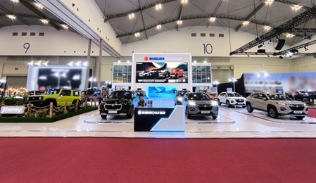 Booth Suzuki menghadirkan pengalaman dengan teknologi terkini di GJAW 2025 (foto/ist)