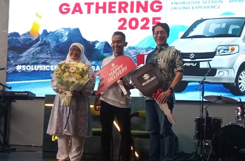 Regional Manager PT Buana Indomobil Trada, Santoni bersama Head of Fleet Sales Group PT SIS, Neneng Siti Nurhayati saat momen penyerahan unit APV untuk konsumen.(foto: barkah/halloriau.com)