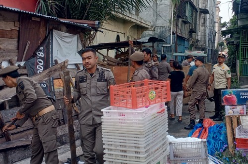 Satpol PP Rohil tertibkan PKL.(foto: afrizal/halloriau.com)
