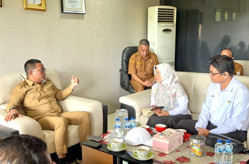 Bupati Pelalawan, Zukri bersama PLN membahas terkait jaringan listrik di Pulau Mendol.(foto: andi/halloriau.com)