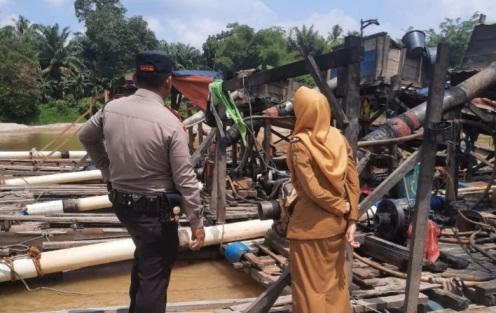 Kapolsek dan Camat Benai melakukan penertiban PETI di Desa Tanjung Simandolak