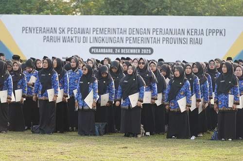 Penyerahan SK PPPK paruh waktu Pemprov Riau.(foto: mcr)