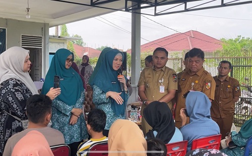 Sulastri Agung apresiasi kinerja kader Posyandu dalam pendataan anak putus sekolah (foto/Dini)