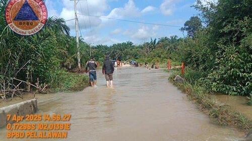 Banjir melanda Desa Air Hitam, Kecamatan Ukui, Kabupaten Pelalawan, Riau akibat Sungai Nilo meluap hingga Selasa (8/8/2025). (Foto: Tribun Pekanbaru)