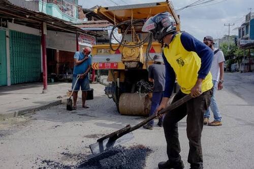 Ilustrasi perbaikan jalan rusak. (Foto: Pekanbaru.go.id)