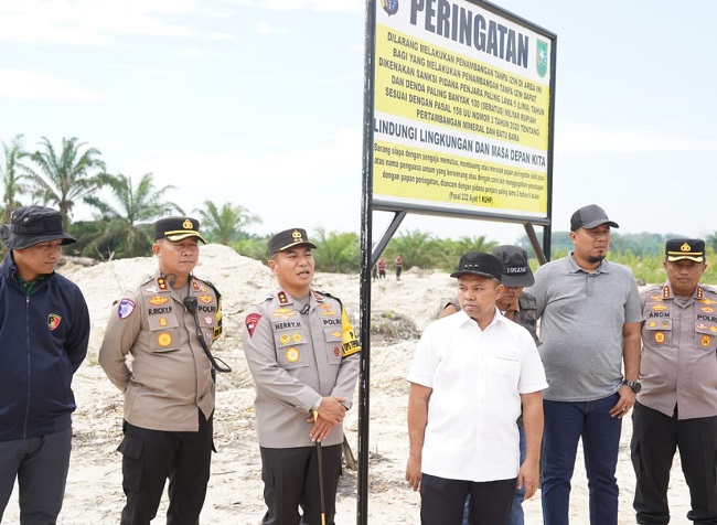 Gubernur Riau (Gubri) Abdul Wahid bersama Kapolda Riau Irjen Pol Heri Heryawan, Bupati Kuantan Singingi, dan Bupati Indragiri Hulu, meninjau lokasi pertambangan emas tanpa izin (PETI