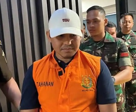 Jaksa penyidik Bidang Pidana Khusus (Pidsus) Kejaksaan Tinggi (Kejati) Riau resmi menahan Zulkifli, seorang oknum pengacara.