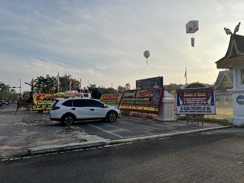 Papan bunga ucapan selamat untuk Syahrial Abdi sebagai Sekdaprov Riau hiasi jalan Diponegoro, Pekanbaru. (Foto: Sri Wahyuni)