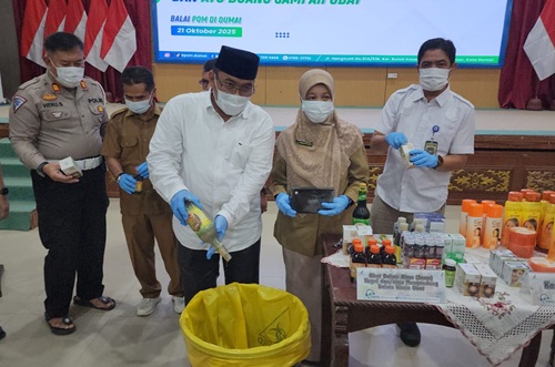 Wawako Dumai, Sugiyarto didampingi Kepala Balai POM Dumai, Emi Amalia musnahkan produk ilegal di Gedung Sri Bunga Tanjung (foto/bambang)