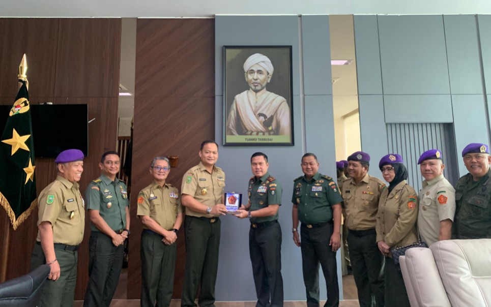 Ketua IARMI Dr Taufik Arrahman bersama pengurus audiensi dengan Pangdam XIX/Tuanku Tambusai, Mayjen TNI Dr Agus Hadi (foto/ist)